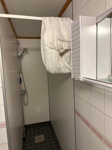Kylpyhuone majoituspaikassa Camp Skytterhuset