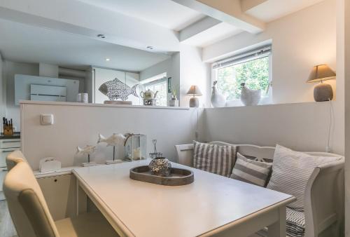 a kitchen and dining room with a table and chairs at "Beach House" Beach House, Whg 1 in Westerdeichstrich