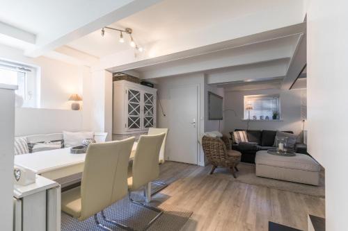a kitchen and living room with a table and chairs at "Beach House" Beach House, Whg 1 in Westerdeichstrich