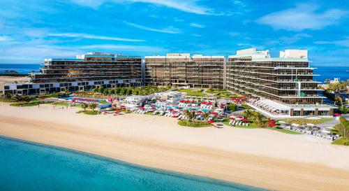 - une vue aérienne sur un complexe sur la plage dans l'établissement Th8 Palm Dubai Beach Resort Vignette Collection, an IHG hotel, à Dubaï