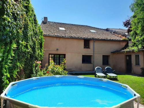 uma piscina no quintal de uma casa em El Molino em Nieva