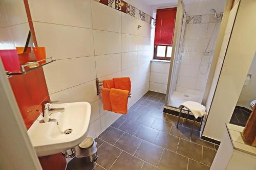 a bathroom with a sink and a shower at Pension Hinz & Kunz in Weimar