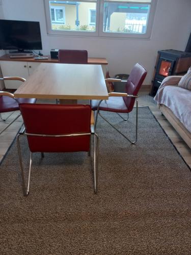 ein Wohnzimmer mit einem Tisch, Stühlen und einem Sofa in der Unterkunft Ferienhaus Am-moore in Steindorf am Ossiacher See