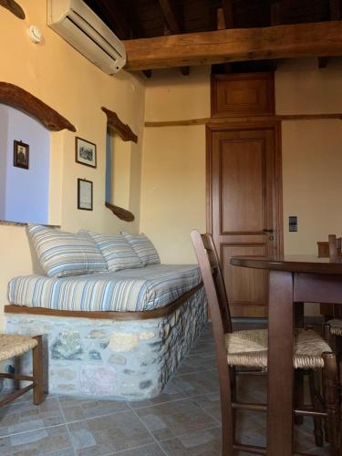 Una cama o camas en una habitación de Lithos Homes