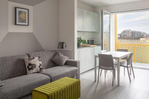 sala de estar con sofá y mesa en BnButler - Flavio Gioia, 5 - Appartamento con Vista, Citylife en Milán