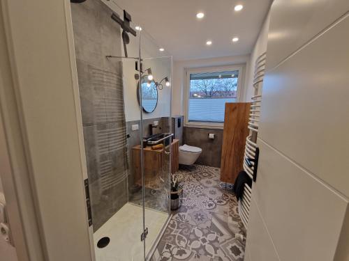 a bathroom with a shower and a toilet at Ferienwohnung Westermann, 3 Schlafzimmer, Waschmaschine, Businesswohnung, Monteurzimmer in Salzgitter