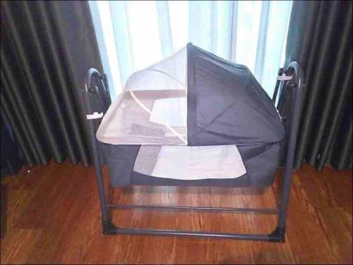 czarne krzesło z parasolką na górze w obiekcie Secured Lux 1 + 1 apartment - Gym, Sauna & Parking ( EMP 142 ) w mieście Esenyurt