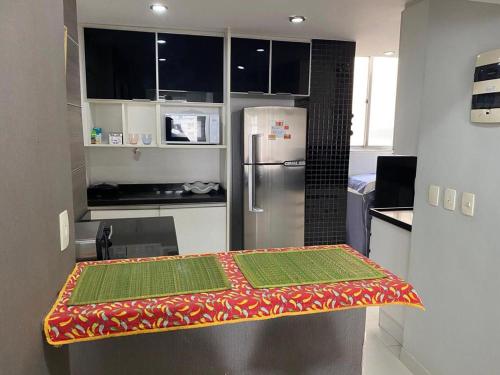 eine Küche mit einem Tisch und einem Kühlschrank in der Unterkunft Luxo apartamento In Copacabana in Rio de Janeiro