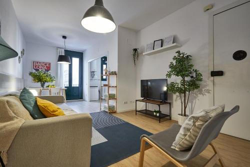 - un salon avec un canapé et une télévision dans l'établissement BBarcelona Clot Apartments, à Barcelone