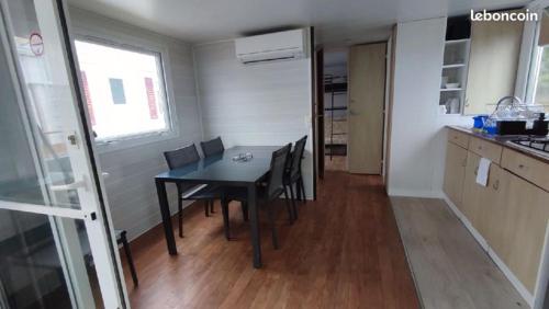- une cuisine et une salle à manger avec une table et des chaises dans l'établissement Mobil-home avec vue mer, à Saint-Jean-de-Luz