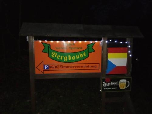 una señal para una parada de autobús cervecero por la noche en Bergbaude Albrechts, en Albrechts