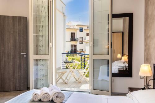 een hotelkamer met uitzicht op een balkon bij Marricriu Camere Avola in Avola