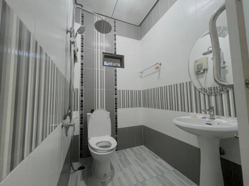 małą łazienkę z toaletą i umywalką w obiekcie Thungwua laen resort 