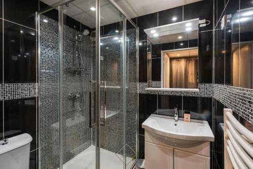 W łazience znajduje się prysznic, umywalka i toaleta. w obiekcie Résidence du Moulin Disneyland BMYGUEST w mieście Magny-le-Hongre