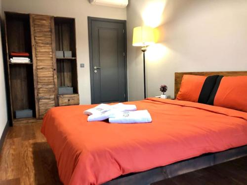 ein Schlafzimmer mit einem roten Bett mit Handtüchern darauf in der Unterkunft Luxury apartment - pool, parking & gym in Beyoglu ( BNS 76 ) in Istanbul