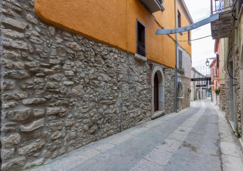 an alley in an old stone building at B&B La Botte - Taurasi in Taurasi