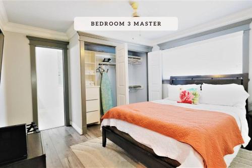 een slaapkamer met een bed met een oranje deken bij NRG, Medical Center, Galleria, Energy Corridor, MD Anderson - 15206 in Missouri City