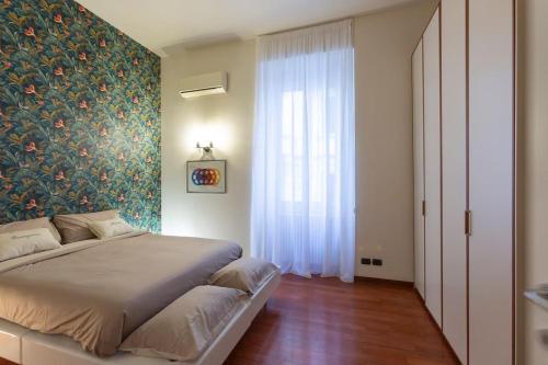 - une chambre avec un lit et une grande fenêtre dans l'établissement My Charming Apartments in Centro Città-San Lorenzo Suite, à Milan