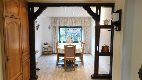 a dining room with a table and a window at Wohnung nahe Heidepark & Serengetipark in Bergen