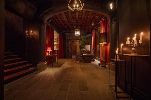 a hallway with a chandelier and an archway at Palma Riad - Adults Only in Palma de Mallorca