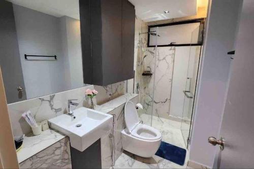 y baño con aseo, lavabo y ducha. en Lumi Tropicana, PJ-02, Golf View en Petaling Jaya