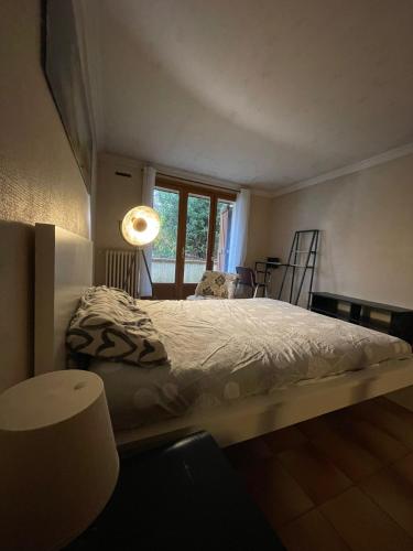 Ein Bett oder Betten in einem Zimmer der Unterkunft Superbe maison calme à Bagneux, Options Clim et Parking, lave-linge