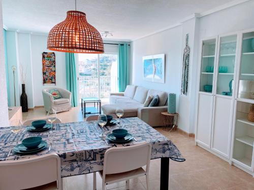 een woonkamer met een tafel met stoelen en een bank bij Appartement Cala Merced El Campello in El Campello