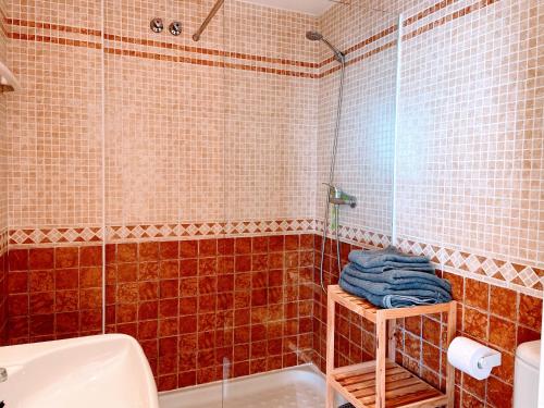 W łazience znajduje się prysznic, toaleta i umywalka. w obiekcie Appartement Cala Merced El Campello w mieście El Campello