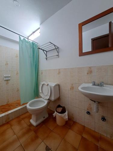 bagno con servizi igienici e lavandino di Hotel la casona a Huaraz