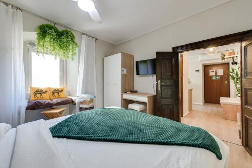 ein Schlafzimmer mit einem Bett mit einer grünen Decke darauf in der Unterkunft City Center Studio Apartment - Pets Allowed in Rijeka