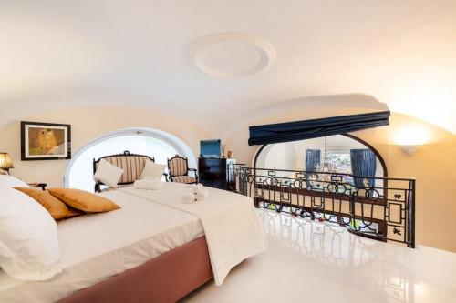 1 dormitorio con 1 cama y balcón en Villa 4 Colonne, Capri, en Capri