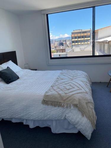 Llit o llits en una habitació de Hermosa Suite en edificio ecológico