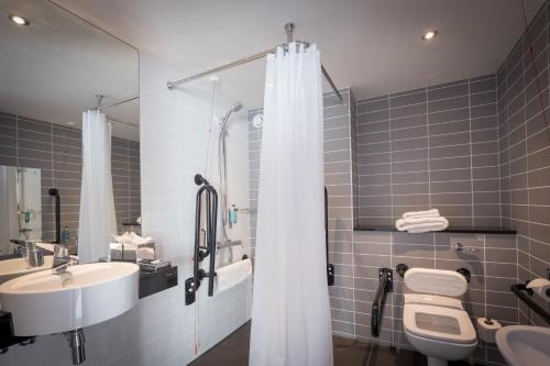 y baño con lavabo, aseo y ducha. en Holiday Inn Express - Stockport, an IHG Hotel, en Stockport