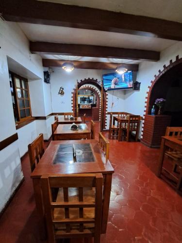 een eetkamer met een tafel en stoelen bij Hotel la casona in Huaraz