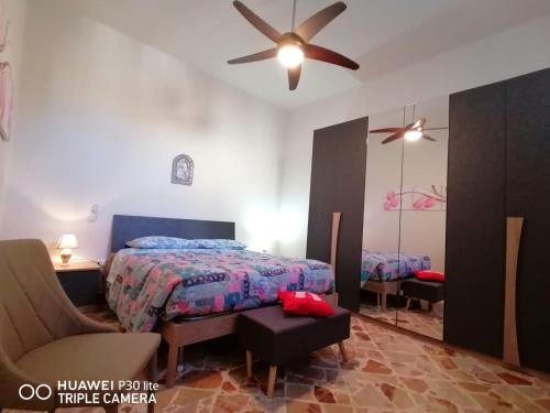 um quarto com uma cama e uma ventoinha de tecto em Casa Vacanza Nonna Enza em Marsala