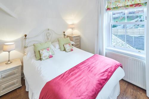 sypialnia z białym łóżkiem i oknem w obiekcie Host & Stay - Park Place Apartment w mieście Whitby