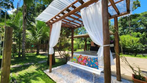 パラチにあるCamping Águas da Bocainaの木製のパーゴラ(庭園内のベッド付)