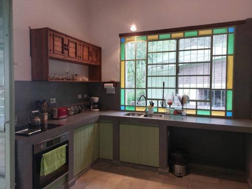 A kitchen or kitchenette at Casa en Camino del cuadrado Sierras de Córdoba