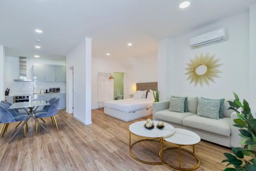 a living room with a couch and a table at Garrett House in Setúbal