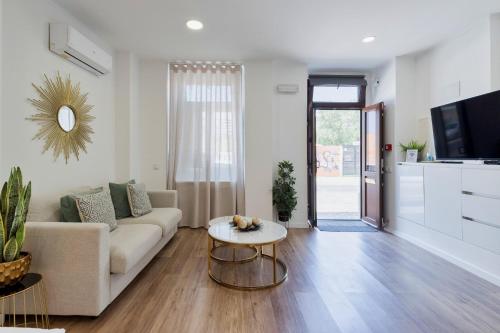 a living room with a couch and a table at Garrett House in Setúbal