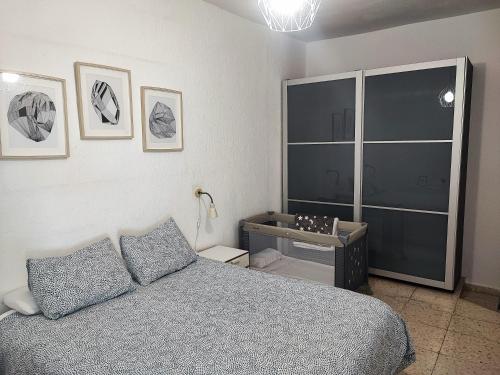 Schlafzimmer mit einem Bett und einem Schachbrett auf einem Tisch in der Unterkunft Seaview Apartament, Playa Chica, Las Gaviotas, Apartamento 311 in Santa Cruz de Tenerife