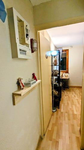 - une cuisine avec évier et comptoir dans la chambre dans l'établissement Appartement La Mongie au pied des pistes, à Bagnères-de-Bigorre