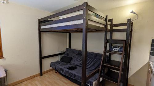 une chambre avec deux lits superposés et un lit dans l'établissement Appartement La Mongie au pied des pistes, à Bagnères-de-Bigorre