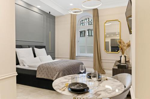 a bedroom with a bed and a table and a mirror at DESIGN Studio I Center I Kingbed I NEW in Augsburg