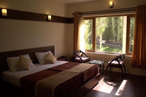 Ένα ή περισσότερα κρεβάτια σε δωμάτιο στο Ladakh Himalayan Retreat