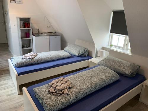 - 2 lits dans une petite chambre avec cuisine dans l'établissement Flensburg Zentrum 10 VH DGL, à Flensbourg