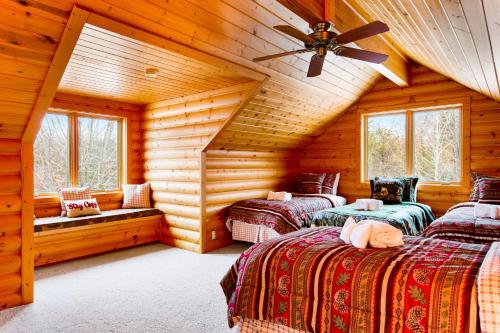 Ένα ή περισσότερα κρεβάτια σε δωμάτιο στο Happy Trails Cabin