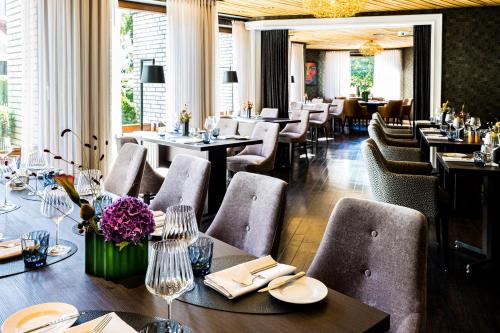 una sala da pranzo con tavoli e sedie e un ristorante di Hotel & Restaurant Schröder a Groß Meckelsen