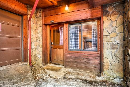 uma porta de madeira de uma casa com uma janela em Windchime #100 em Angel Fire