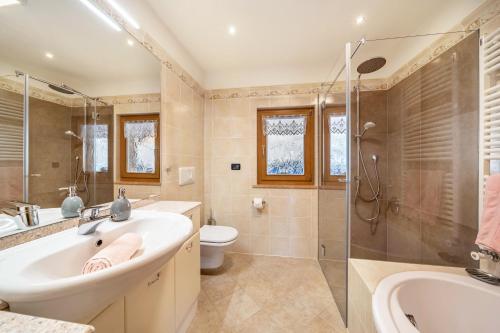a bathroom with a tub and a sink and a shower at Kalchgruberhof Wohnung Alpenrose in Ultimo